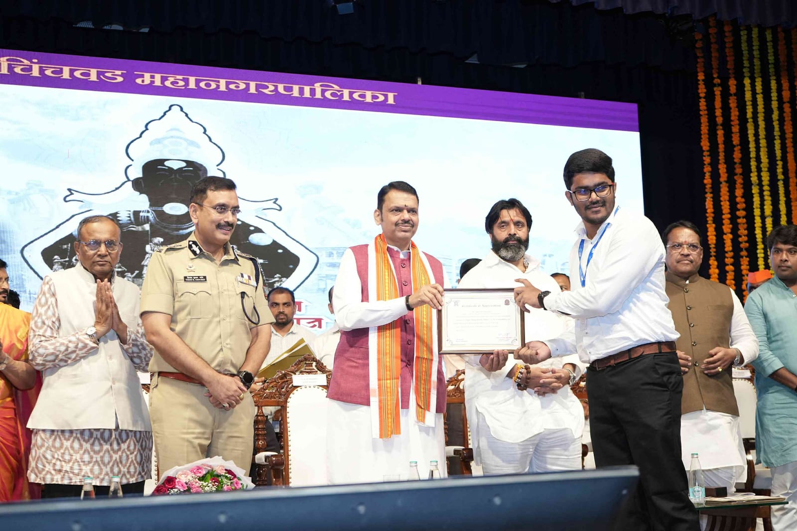 CM Devendra Fadnavis felicitating Yash Gunjal